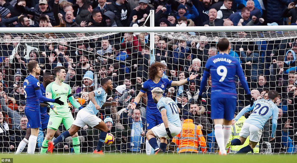 ...khi ghi bàn thắng mở tỷ số cho Manchester City.