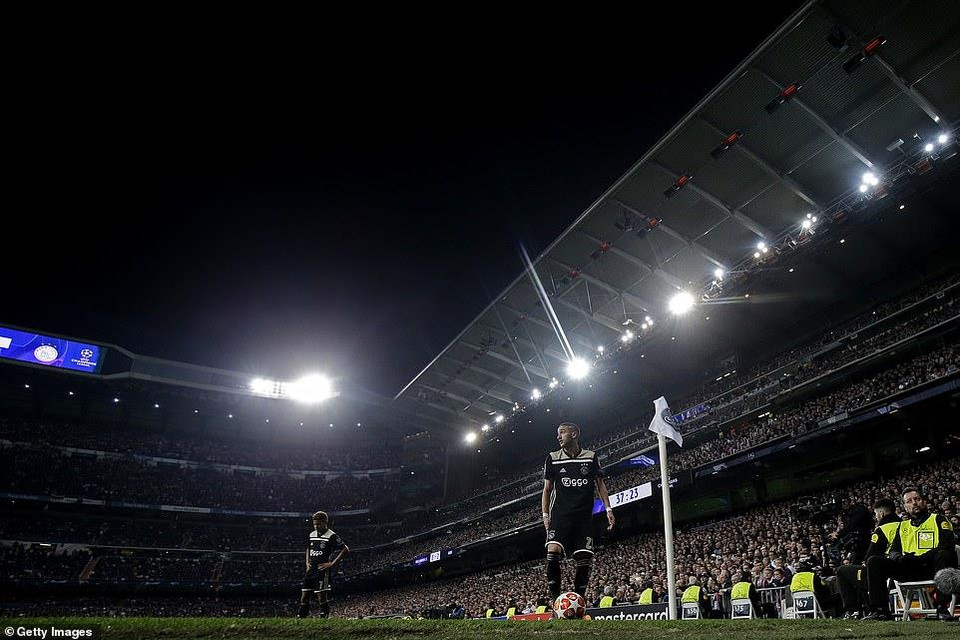 ...khi mà trước đó họ đã để thua Barcelona ở cả Cúp Quốc gia lẫn La Liga ngay tại Bernabeu.