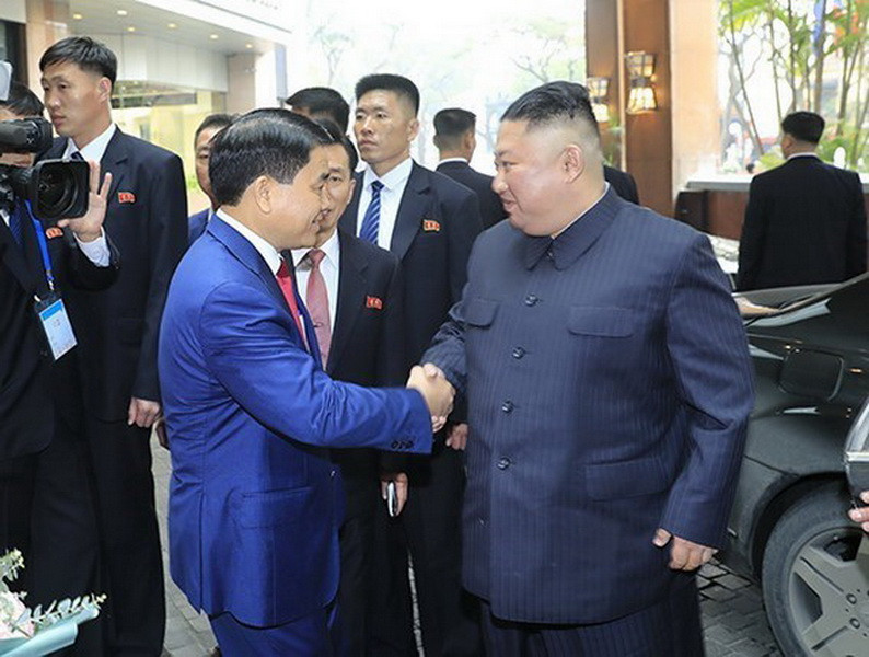 Chủ tịch Ủy ban Nhân dân thành phố Hà Nội Nguyễn Đức Chung đón Chủ tịch Triều Tiên Kim Jong-un tại khách sạn Melia. (Ảnh: Nhan Sáng/TTXVN)