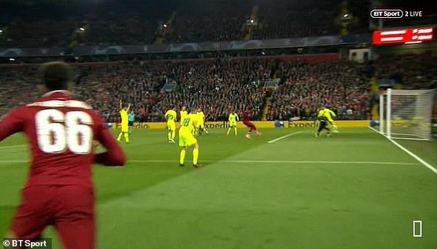 ... còn Divock Origi thoải mái băng vào đệm bóng.