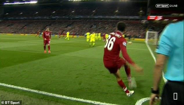 Hậu vệ này đã thực hiện cú sút phạt góc nhanh đầy tinh quái khiến hàng thủ Barcelona ngỡ ngàng.