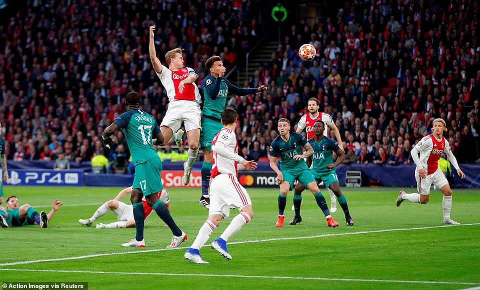 ...bằng bàn thắng sau pha bật cao đánh đầu ở ngay phút thứ 5.