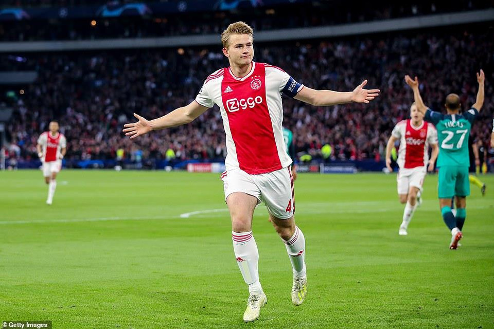 Ở trận bán kết lượt về, Matthijs de Ligt đã giúp cho Ajaxcó sự khởi đầu thuận lợi...