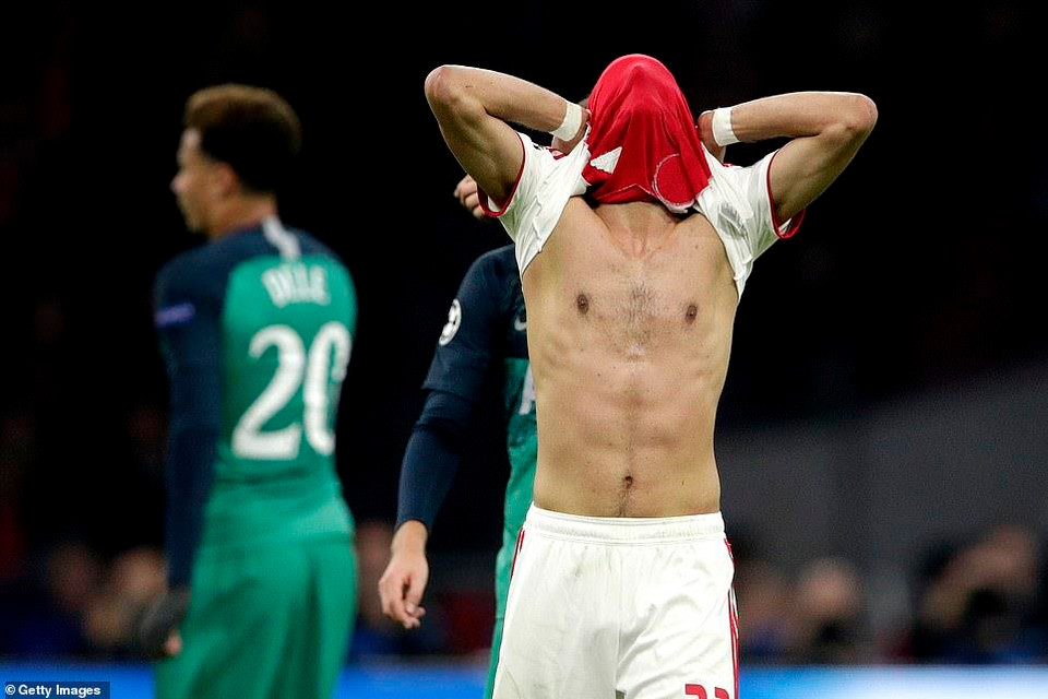 Nỗi buồn của Ajax sau khi mà ngưỡng cửa thiên đường chỉ cách họ có vài giây.