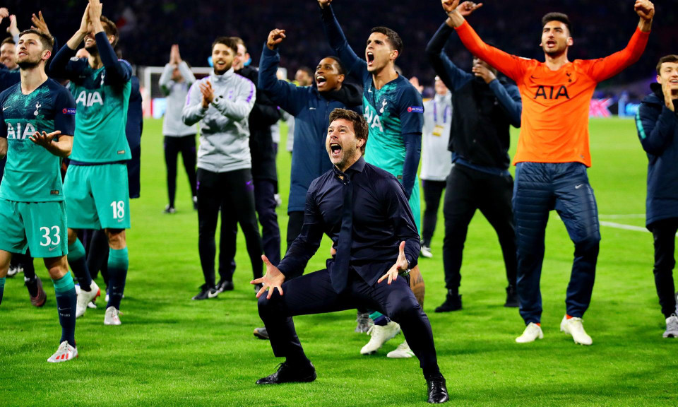 Mauricio Pochettino và các học trò hạnh phúc sau chiến thắng trước Ajax. (Nguồn: Getty Images)