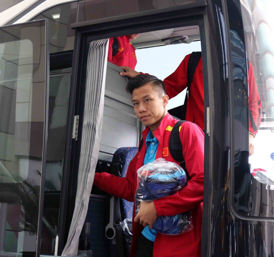 Quế Ngọc Hải trong có vẻ khá mệt sau chuyến đi từ Al Ain đến Dubai bằng xe bus.(Nguồn: VFF)