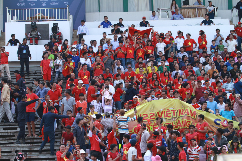 Rất đông cổ động viên có mặt trên khán đài để cổ vũ cho đội U22 Việt Nam. (Ảnh: Tuấn Cương/TTXVN)