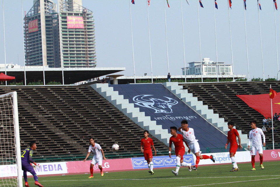 Pha tranh bóng giữa cầu thủ hai đội. (Ảnh: Tuấn Cương/TTXVN)