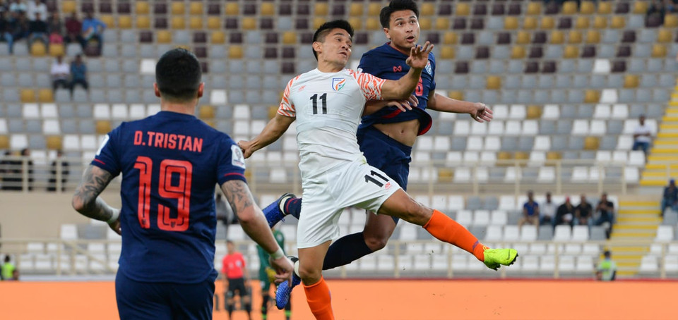 Sunil Chhetri (số 11, áo trắng) chính là cầu thủ chơi hay nhất của Ấn Độ. (Nguồn: AFC)