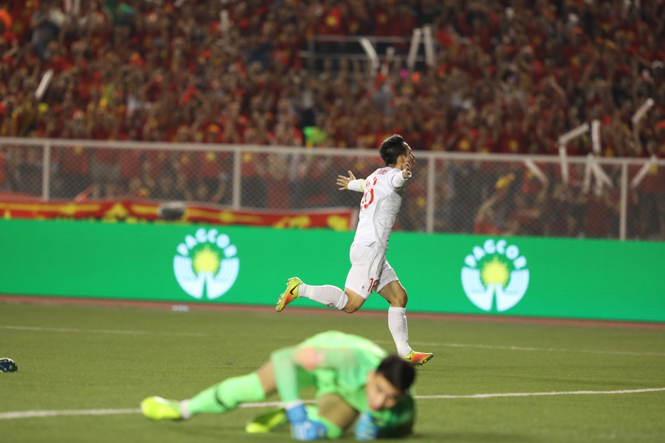 Hùng Dũng ăn mừng bàn thắng nâng tỷ số lên 2-0. (Ảnh: Hoàng Linh/TTXVN)