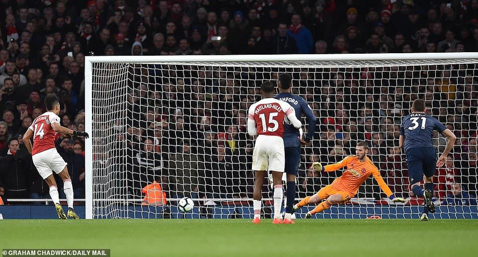 ...khi Pierre-Emerick Aubameyang khi bàn từ chấm 11m.