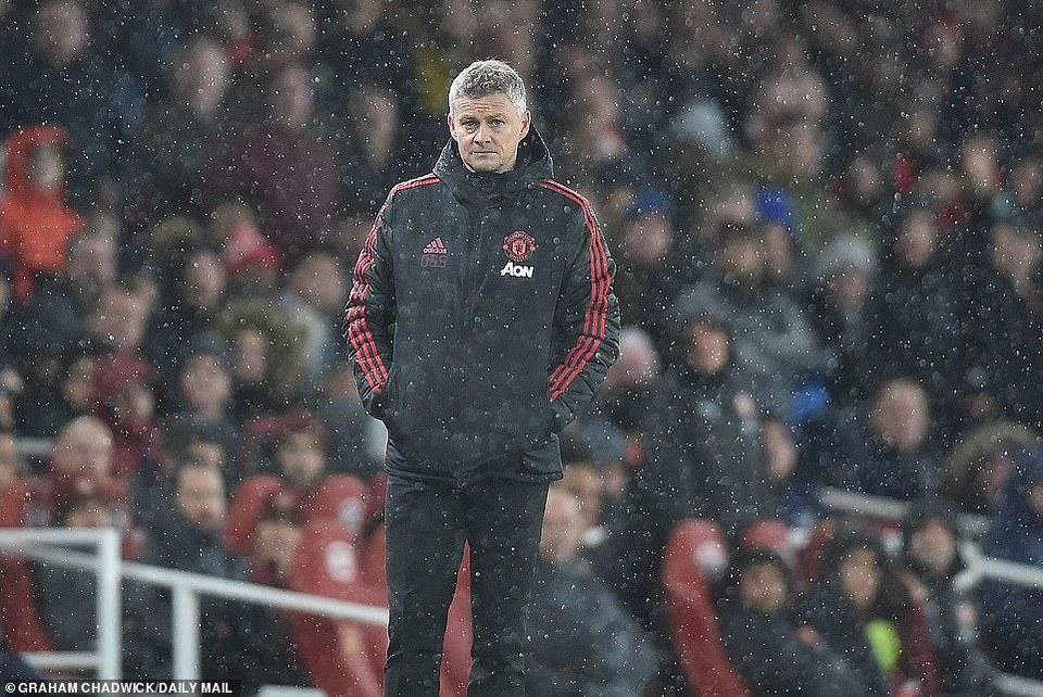 Ole Gunnar Solskjaer không khỏi lo lắng bên ngoài sân.