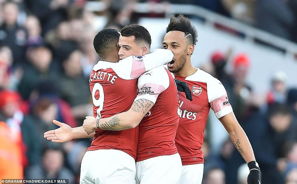 ...khi Granit Xhaka ghi bàn mở tỷ số.