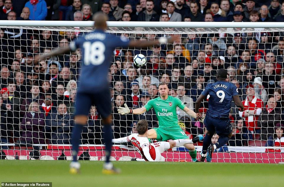 ...tạo ra sức ép về phía khung thành của Arsenal.