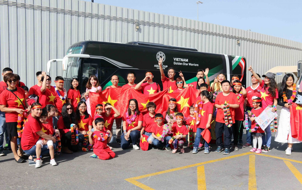 Đại sứ quán và cổ động viên Việt Nam tại UAE ra sân bay chờ đón đội tuyển. (Nguồn: VFF)