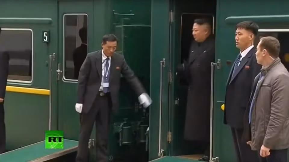Nhà lãnh đạo Triều Tiên Kim Jong-un tới nhà ga ở Vladivostok.