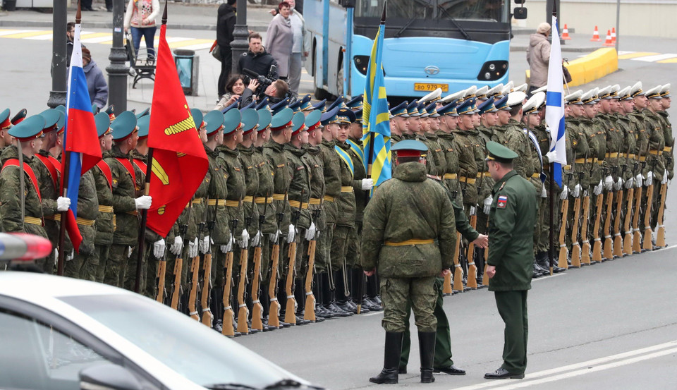 Trong ảnh: Đội quân danh dự Nga chuẩn bị cho lễ đón nhà lãnh đạo Triều Tiên Kim Jong-un tại nhà ga thành phố Vladivostok, miền Viễn Đông Nga chiều 24/4/2019. (Ảnh: AFP/TTXVN)