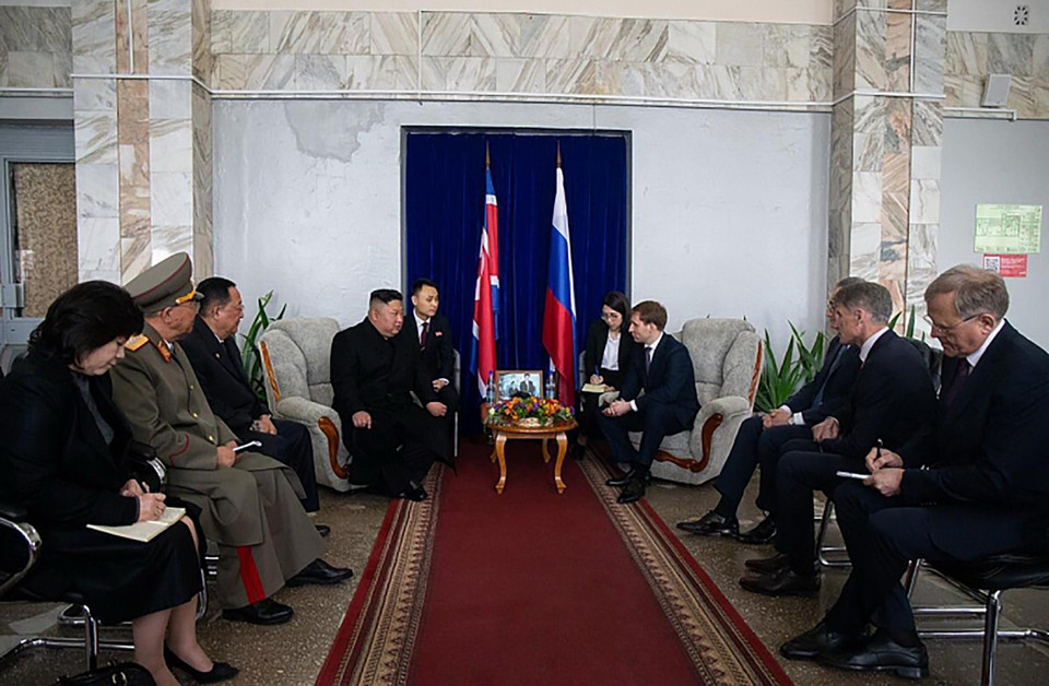 Nhà lãnh đạo Triều Tiên Kim Jong-un trong cuộc gặp các quan chức Nga tại thị trấn biên giới Khasan thuộc vùng Primorye của Nga, ngày 24/4/2019. (Ảnh: AFP/TTXVN)