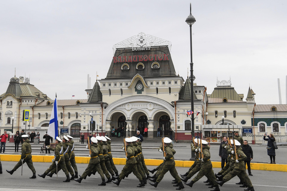 Trong ảnh: Quân nhân Nga tổng duyệt lễ đón nhà lãnh đạo Triều Tiên Kim Jong-un tại nhà ga thành phố Vladivostok, miền Viễn Đông Nga ngày 24/4/2019. (Ảnh: AFP/TTXVN)