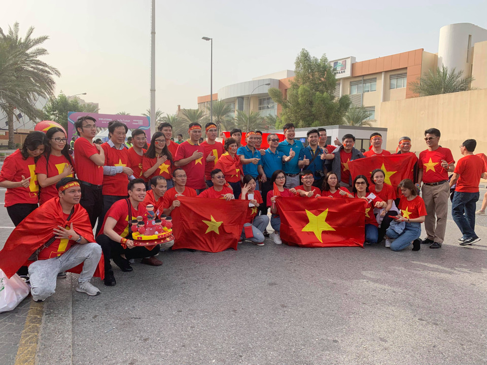 Rất đông cổ động viên Việt Nam đã bay sáng Dubai (UAE) để cổ vũ đội tuyển Việt Nam đối đầu Nhật Bản tại tứ kết Asian Cup 2019.