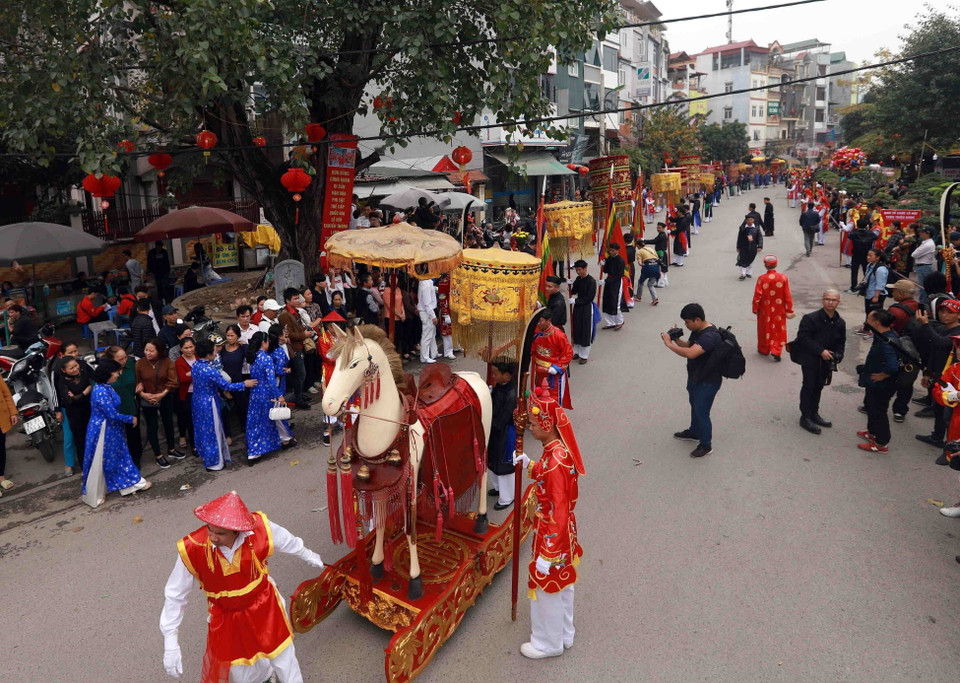 Đoàn rước sang đình Sắc làm lễ. (Ảnh: Hoàng Hùng/TTXVN)