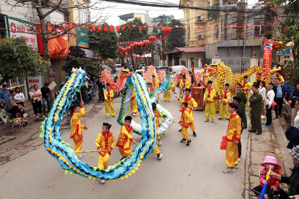 Biểu diễn múa rồng tại hội làng. (Ảnh: Hoàng Hùng/TTXVN)