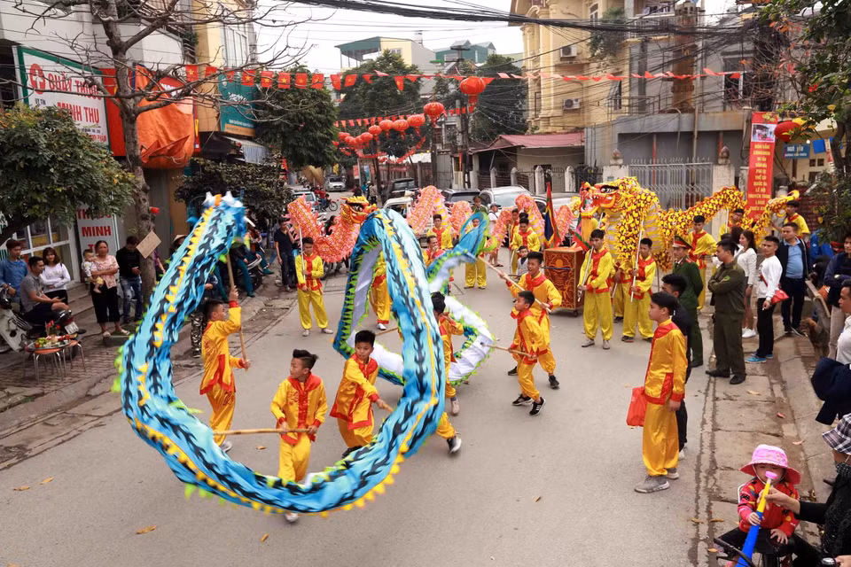 Biểu diễn múa rồng tại hội làng. (Ảnh: Hoàng Hùng/TTXVN)