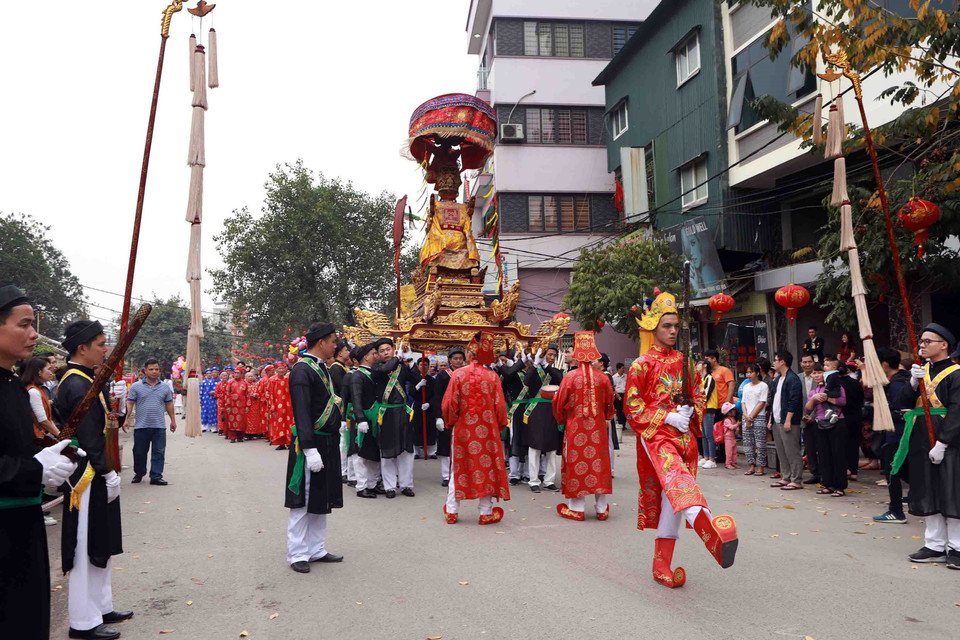 Đoàn rước trên đường làng Triều Khúc. (Ảnh: Hoàng Hùng/TTXVN)