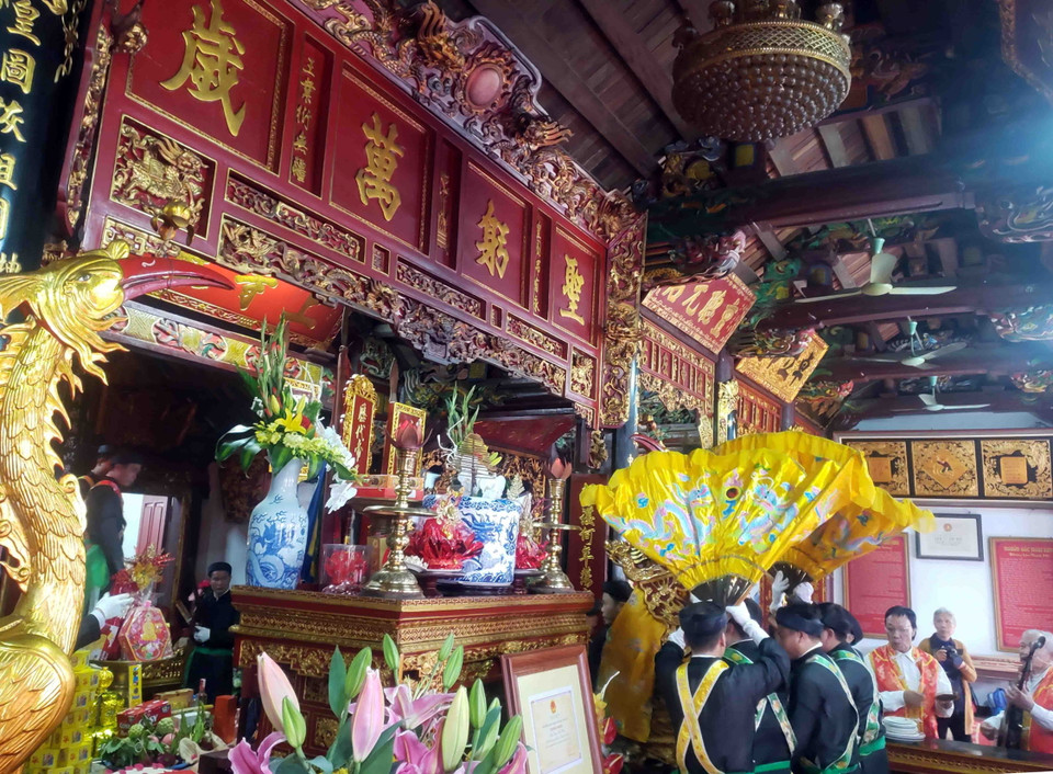 Rước long bào nhà vua về hậu cung đình Đại. (Ảnh: Hoàng Hùng/TTXVN)