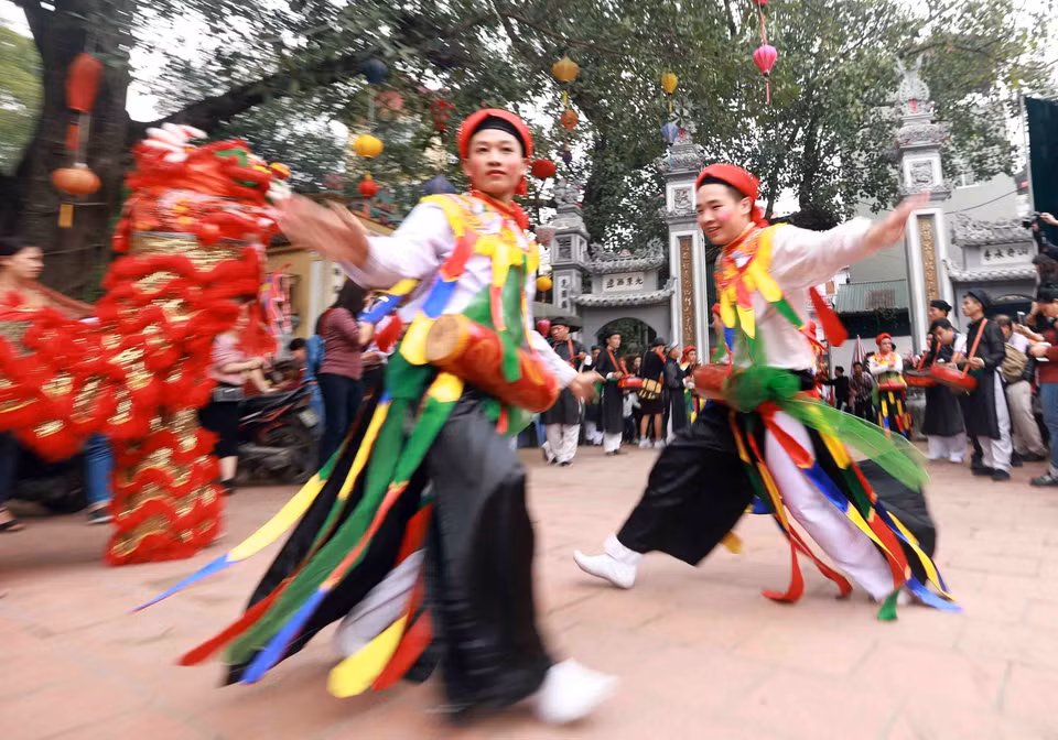 Lễ hội năm nay thu hút đông đảo người dân Thủ đô và du khách thập phương về dự lễ hội đầu xuân. (Ảnh: Hoàng Hùng/TTXVN)