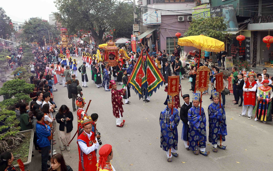 Đoàn rước từ đình Sắc về đình Đại. (Ảnh: Hoàng Hùng/TTXVN)