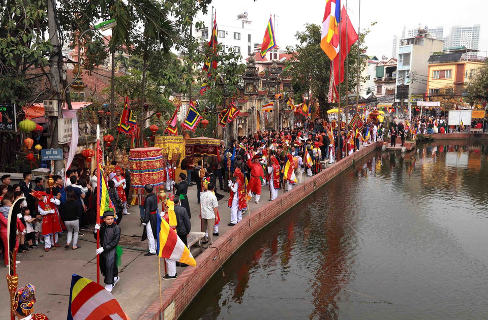 Đoàn rước đi qua trước chùa làng Triều Khúc. (Ảnh: Hoàng Hùng/TTXVN)