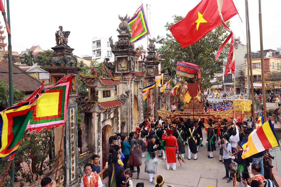 Đoàn rước làm lễ trước chùa làng Triều Khúc. (Ảnh: Hoàng Hùng/TTXVN)