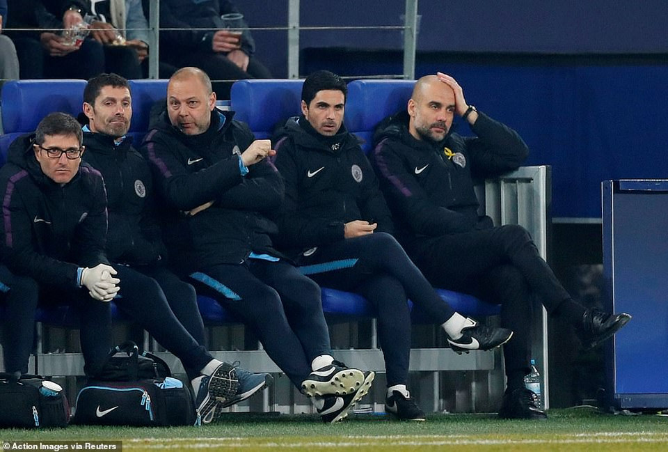 Pep Guaridola và ban huấn luyện lo lắng trước tình cảnh hiện tại.