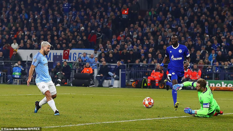 Sergio Aguero dễ dàng ghi bàn mở tỷ số sau đường căng ngang 'dọn cỗ' của David Silva.