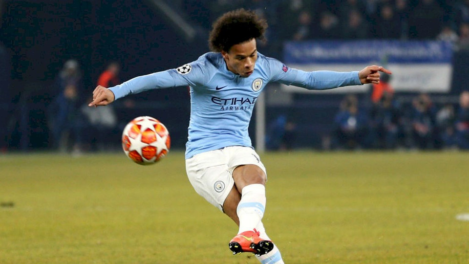 Phút 85, Sane thực hiện sút phạt tuyệt đẹp ghi bàn gỡ hòa 2-2 cho Man City.