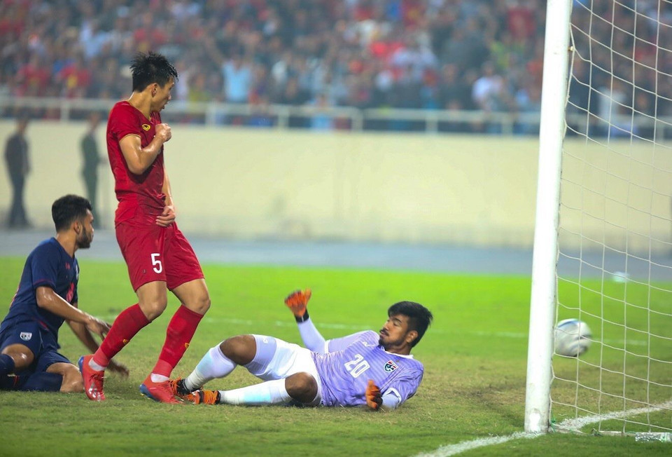 Pha bóng Thanh Chung nâng tỷ số lên 3-0 cho U23 Việt Nam. (Ảnh: Trọng Đạt/TTXVN)