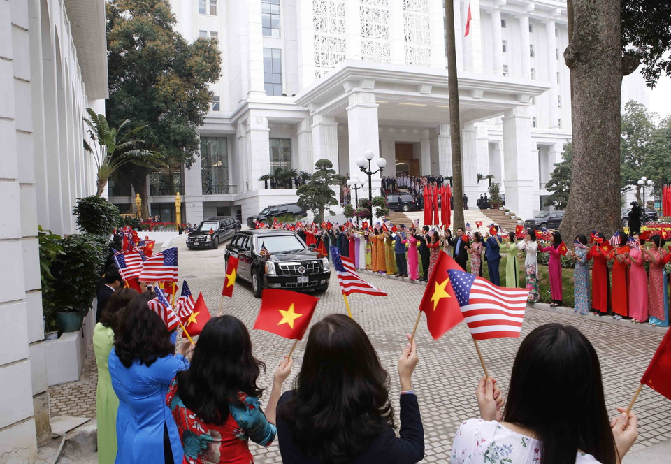 Xe chở Tổng thống Mỹ Donald Trump rời Trụ sở Chính phủ. (Ảnh: Doãn Tấn/TTXVN)