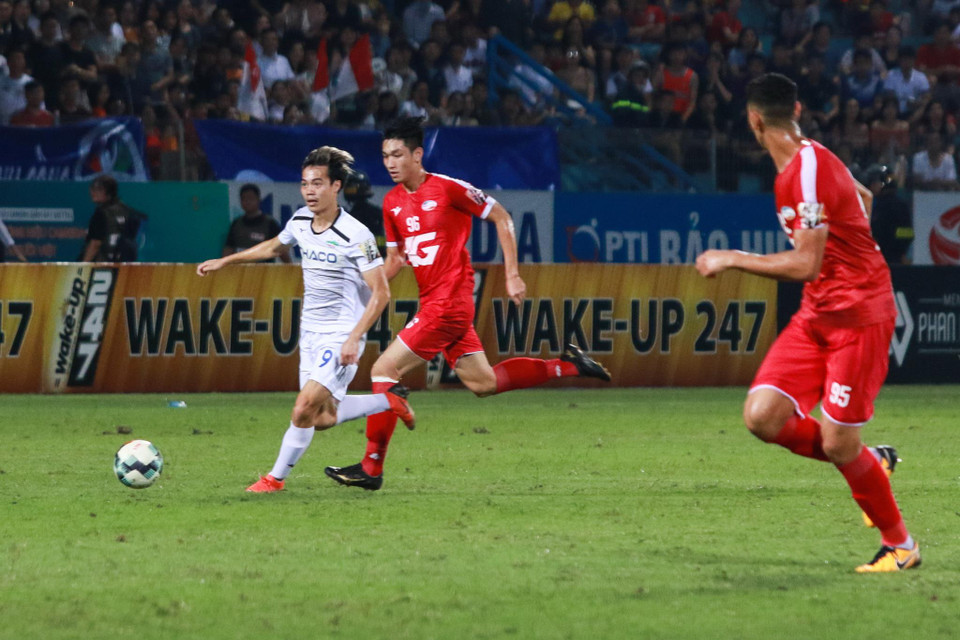 Dẫn trước 3-0, đội bóng phố núi chơi chủ động và thoải mái. Văn Toàn là cầu thủ chơi nổi bật nhất bên phía đội khách. 