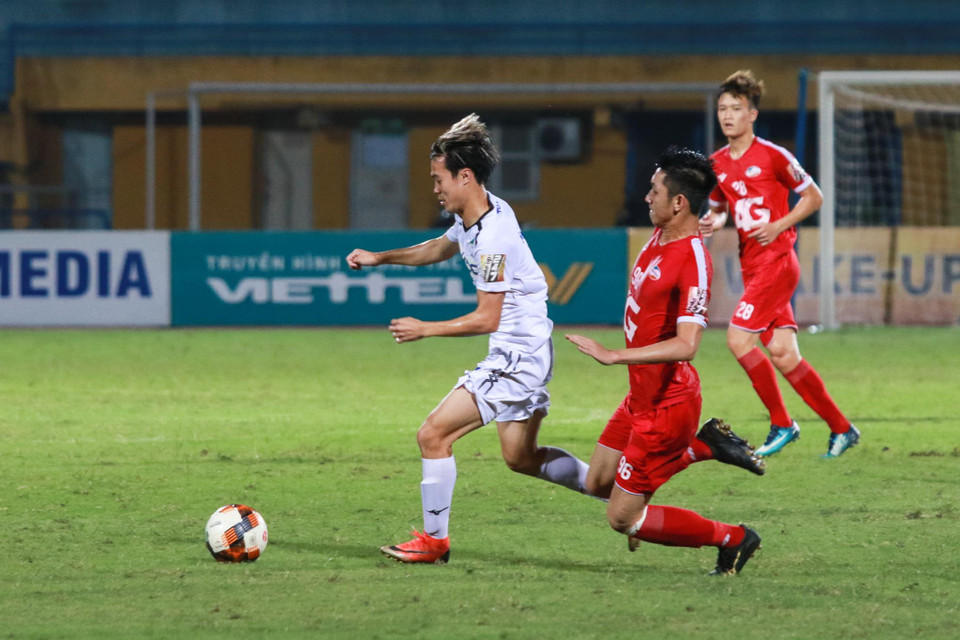 Hoàng Anh Gia Lai và Viettel nhập cuộc khá thận trọng. Cả hai đều lần lượt có được những cơ hội cho riêng mình khi tốc độ trận đấu ở mức vừa phải. 