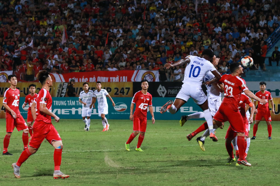 Kết thúc hiệp 1 mà không có bàn thắng, huấn luyện viên trưởng Hoàng Anh Gia Lai quyết định tung Văn Thanh vào sân để tạo những bất ngờ trong hiệp 2. 