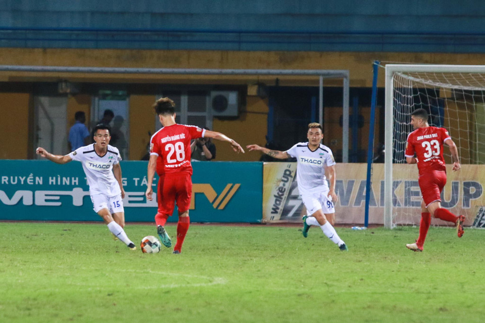 Trong khi đó, Viettel tấn công hai bên cánh nhiều nhờ sự cơ động của Hoàng Đức và Trọng Đại. 