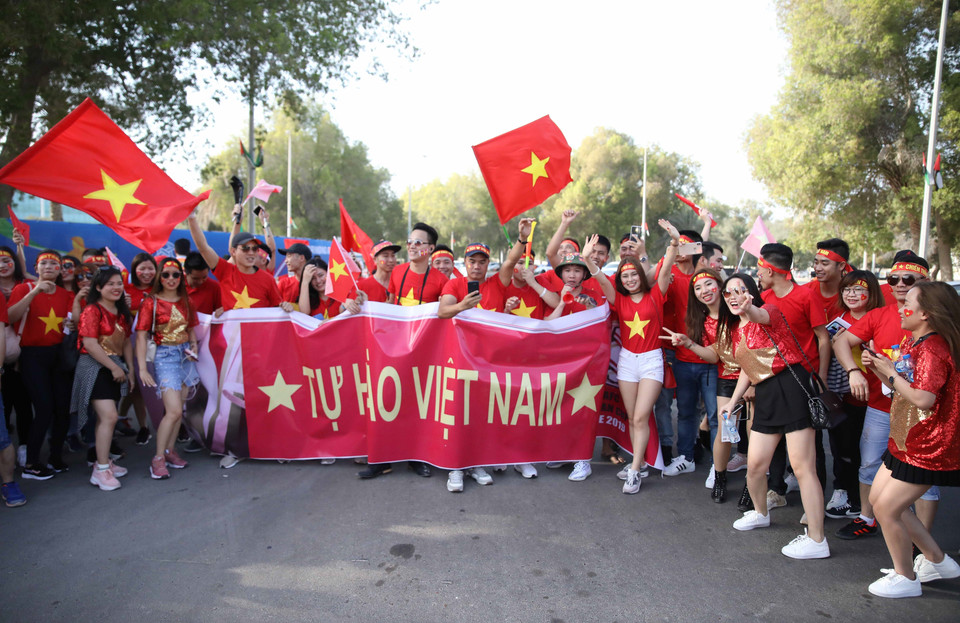 Hàng trăm cổ động viên Việt Nam đang sinh sống, làm việc tại UAE và từ quê nhà sang, đã kéo về sân Zayed Sports City để cổ vũ đội nhà đối đầu Iraq tại Asian Cup 2019.