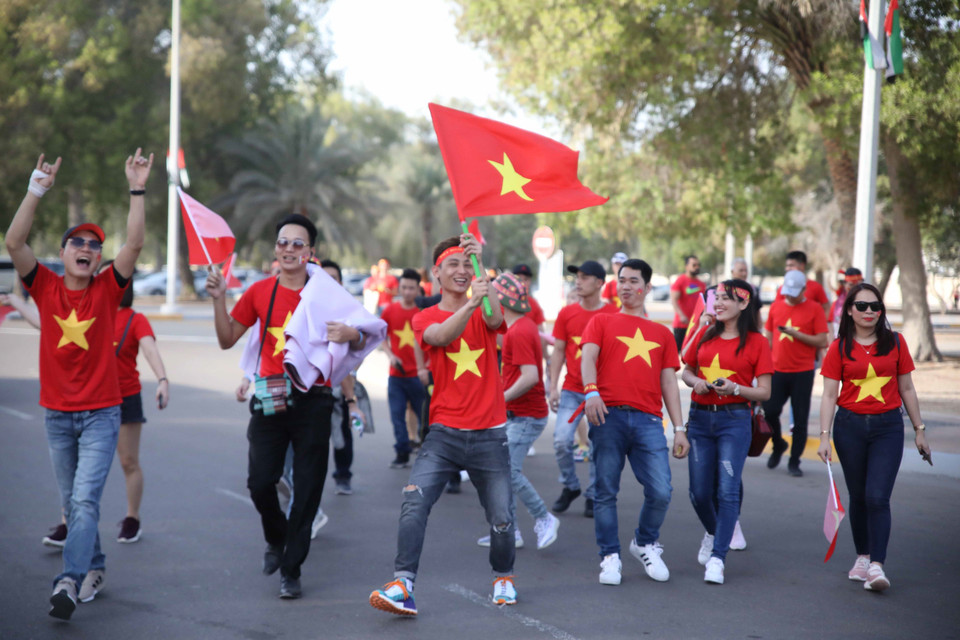 Các cổ động viên mặc áo cờ đỏ sao vàng đến sân từ rất sớm. (Ảnh: Hoành Linh/TTXVN)