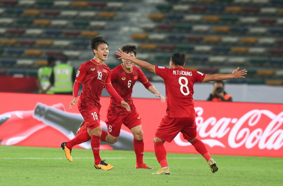 Lượt trận ra quân vòng bảng Asian Cup 2019 đã khép lại với cú sốc mang tên đương kim vô địch Australia, trong khi đội tuyển Việt Nam để thua tiếc nuối trước Iraq.