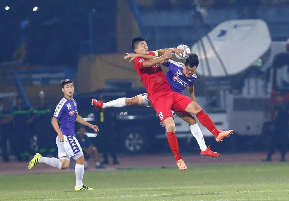 Hà Nội FC (áo tím) là đội nhập cuộc tốt hơn nhưng lại để cho April 25 có bàn mở tỷ số ở phút 19. (Ảnh: Trọng Đạt/TTXVN)