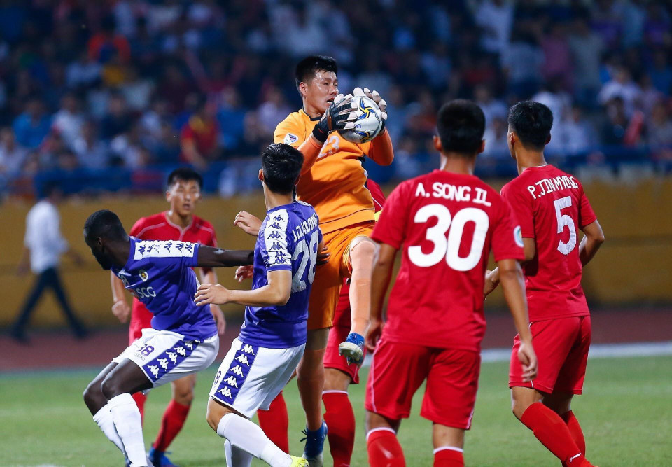 Tuy nhiên, ngay sau khi nhận bàn thua, Hà Nội FC đã thi đấu bùng nổ hơn và... (Ảnh: Trọng Đạt/TTXVN)