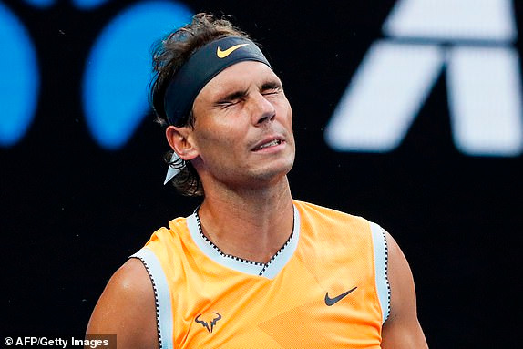 ...và khiến Nadal phải nhận thất bại 3-6 ở set 1.