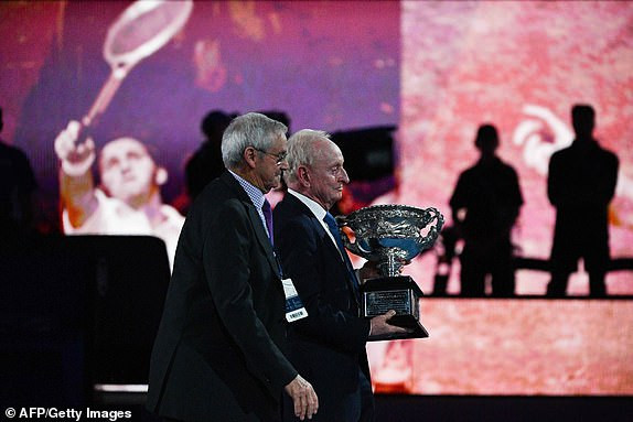 Huyền thoại Rod Laver mang chiếc cúp vô địch vào sân mang tên ông ở trận tranh chức vô địch Australian Open 2019. 