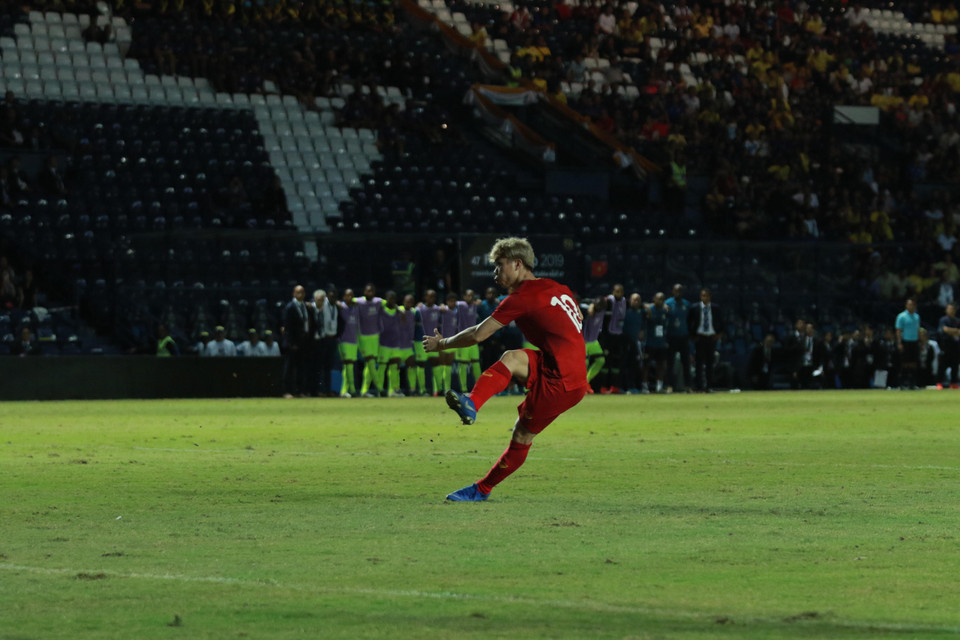 ...ở loạt đá thứ hai, Công Phượng đã đá hỏng lượt sút của mình khi đưa bóng đi lên khán đài.